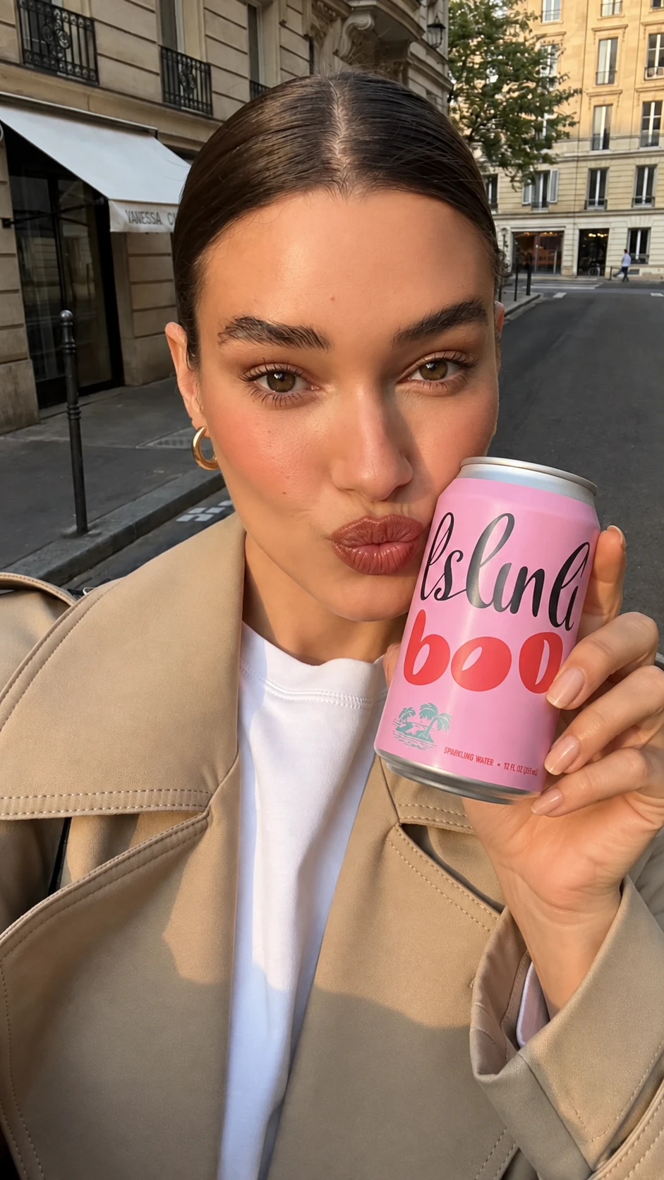 UGC selfie ad made with Klaspr for a pink sparkling-water can